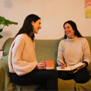 Mujer emprendiendo, superando su miedo a emprender gracias al apoyo del grupo